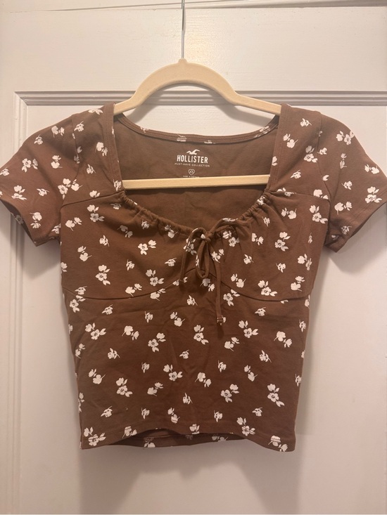 Hollister Tops - Hollister Brown Floral Tie-Front Scoop Crop Top